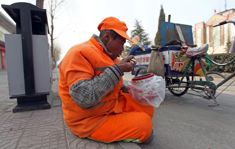 輸送帶廠家：暖心！老人高溫下賣(mài)菜城管買(mǎi)下送環(huán)衛(wèi)工