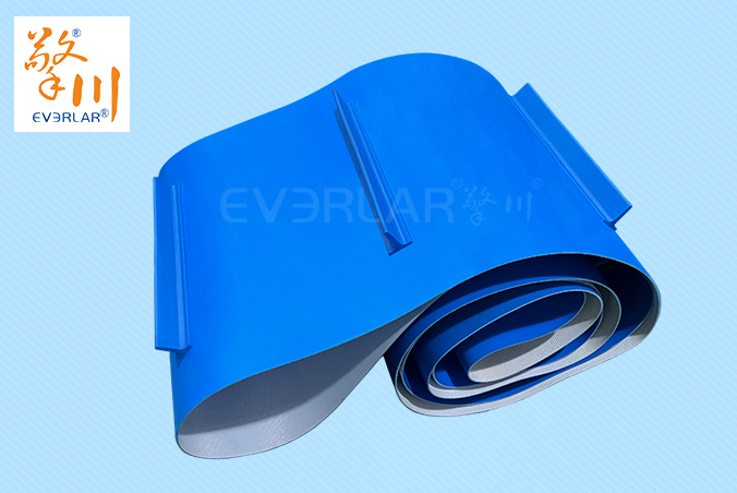 藍色PVC輸送帶加擋板導(dǎo)條耐磨防跑偏防掉落自動化生產(chǎn)線物料傳送工業(yè)皮帶