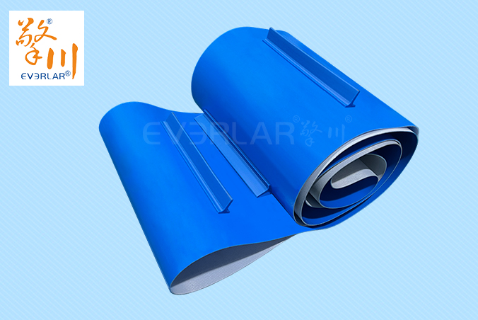 藍色PVC輸送帶加擋板導(dǎo)條耐磨防跑偏防掉落自動化生產(chǎn)線物料傳送工業(yè)皮帶